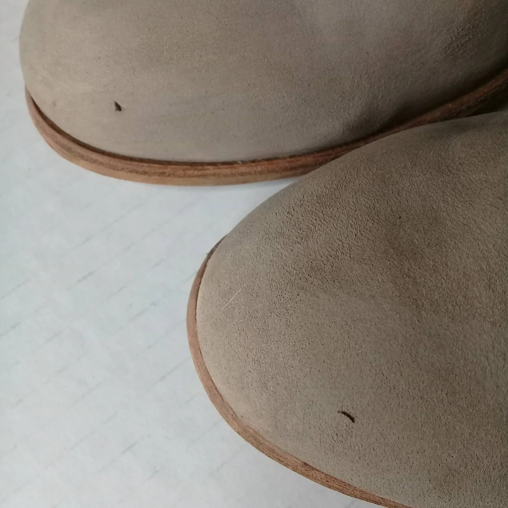 Louise et Cie Stacie Taupe Tan Suede Stacked Hee Pull On Bootie Sz 8.5